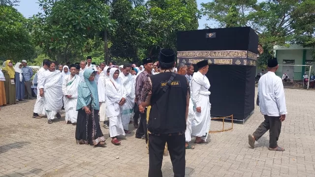 Calon Jemaah Haji Kabupaten Sampang Lakukan Manasik Sebelum Berangkat Ke Tanah Suci Mekah
