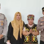 Kepolisian Sektor Tlanakan Pamekasan Bersama Ibu Ida Dayak. (Foto : Ist)