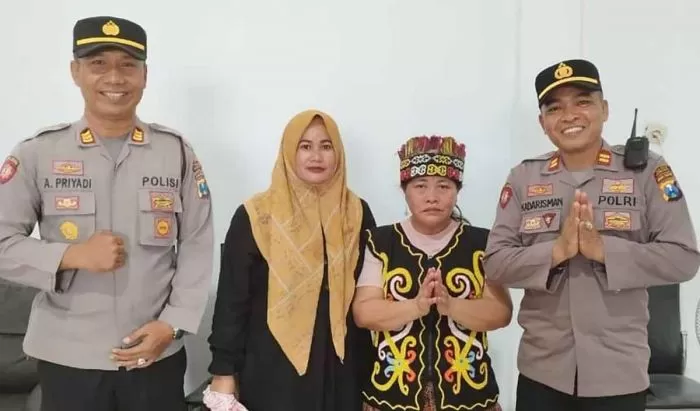 Kepolisian Sektor Tlanakan Pamekasan Bersama Ibu Ida Dayak. (Foto : Ist)