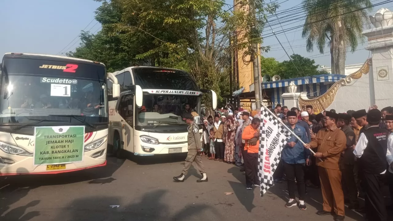 Plt Bupati Bangkalan, Drs. Mohni Melepas Ratusan Jamaah Haji Asal Bangkalan.