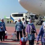 Salah Satu Jemaah Haji Asal Bangkalan Saat Naik Menuju Pesawat Di Bandara Juanda.