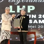 Bupati Sampang H. Slamet Junaidi Saat Menerima Lhp Opini Wtp Atas Lkpd Tahun 2022. (Prokopim Pemkab Sampang For Taberita)