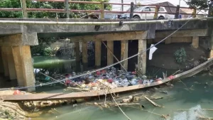 Besi Kanal Roboh Di Sungai Blega Bangkalan Timbulkan Bau Menyengat