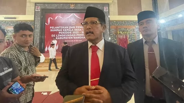 Plt Bupati Bangkalan, Drs. Mohni Saat Diwawancarai Awak Media.