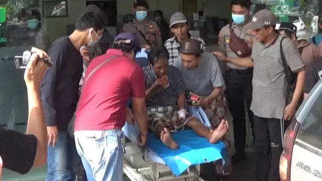 Salah Satu Korban Saat Dibawa Ke Rumah Sakit Bangkalan.