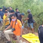 Penemuan Jasad Korban Di Lahan Kosong Atas Bukit Di Dusun Kembang Timur, Desa Ketapang Timur.