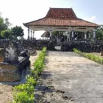 Makam Panji Laras Di Madegan, Kelurahan Polagan, Kabupaten Sampang