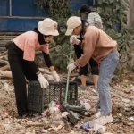 Anggota Inisiatif Bangkalan Saat Melakukan Aksi Pungut Sampah Yang Berserakan.