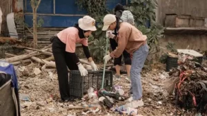 Anggota Inisiatif Bangkalan Saat Melakukan Aksi Pungut Sampah Yang Berserakan.