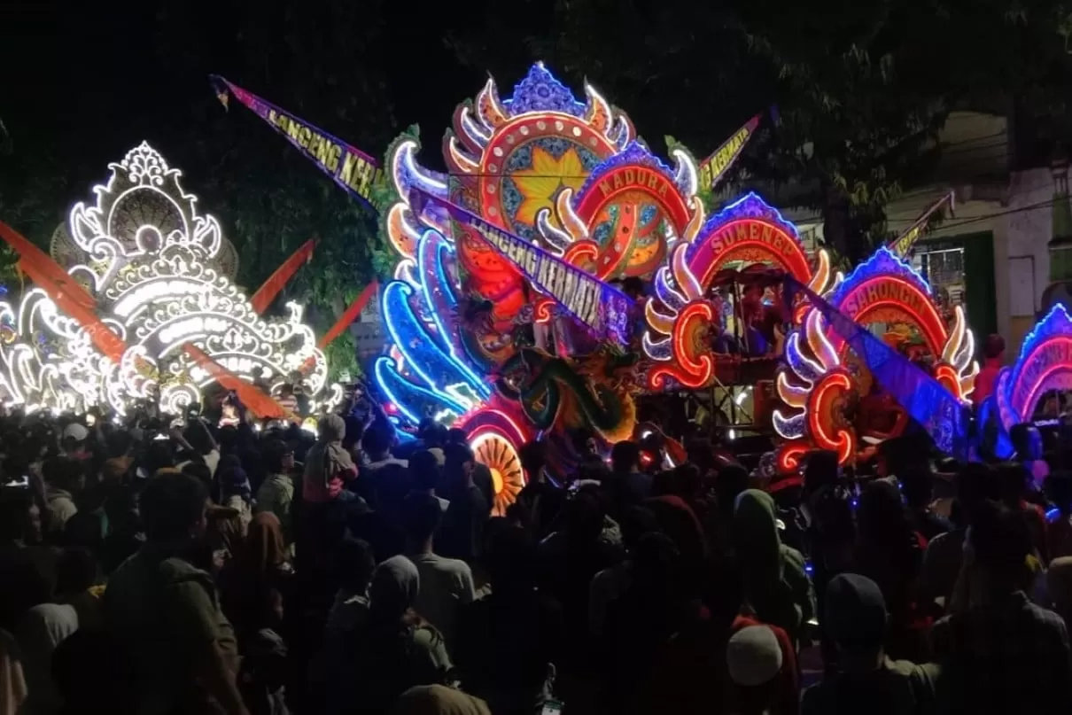 Ribuan Warga Sumenep Tampak Antusias Menyaksikan Parade Musik Tong-Tong Yang Berlangsung, Sabtu (10/6) Malam.