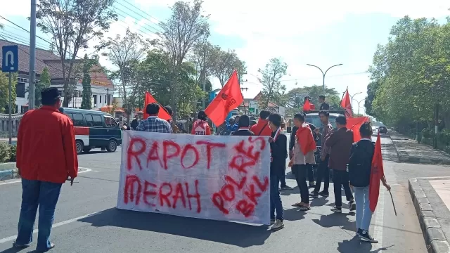 Puluhan Mahasiswa Dari Gmni Bangkalan Saat Melakukan Aksi Demonstrasi.