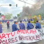 Bem Utm Saat Melakukan Aksi Unjuk Rasa Dan Sempat Memblokade Jalan Pertigaan Depan Mapolres Bangkalan.