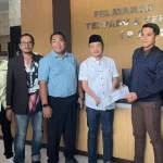 Direktur Bumd Pt Sumber Daya Kabupaten Bangkalan, Moch Fauzan Jakfar Saat Menyerahkan Berkas Laporan Kepada Kejaksaan Bangkalan.