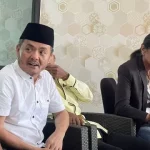 Direktur Bumd Pt Sumber Daya Kabupaten Bangkalan Moch Fauzan Jakfar Saat Menyerahkan Laporan Ke Kejaksaan Bangkalan.