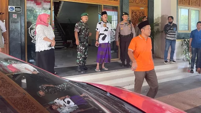 Eks Kades Tanah Merah Laok (Baju Putih) Dan Anggota Dprd Bangkalan Fru (Baju Orange) Saat Mendatangi Kantor Pemkab Bangkalan Beberapa Waktu Lalu.