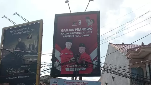 Baliho Ganjar Pranowo Bersama Ketua Banggar Dpr Ri Said Abdullah Di Sisi Utara Monumen Trunojoyo.