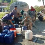 Penyaluran Air Bersih Oleh Polisi Rw Polres Sampang