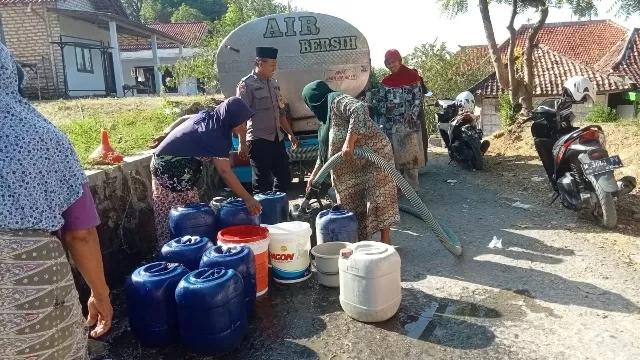 Penyaluran Air Bersih Oleh Polisi Rw Polres Sampang