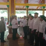 Plt Bupati Bangkalan, Drs. Mohni Secara Simbolis Menyerahkan Sk Pppk Kepada Salah Satu Pegawai.