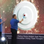 Direktur Utama Rsud Dr. Mohammad Zyn Sampang Dr. Agus Akhmadi Mendampingi Bupati Dan Wabup Sampang Melakukan Pemukulan Gong.