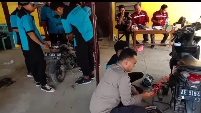 Polsek Omben Gandeng Siswa Lakukan Service Sepeda Motor Gratis