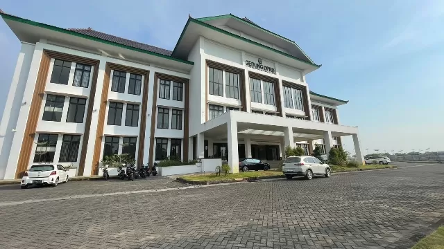 Kantor Dprd Bangkalan Di Jalan Halim Perdana Kusuma.