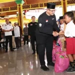 Plt Bupati Bangkalan Saat Menyerahkan Bantuan Pada Salah Satu Siswa Sd.