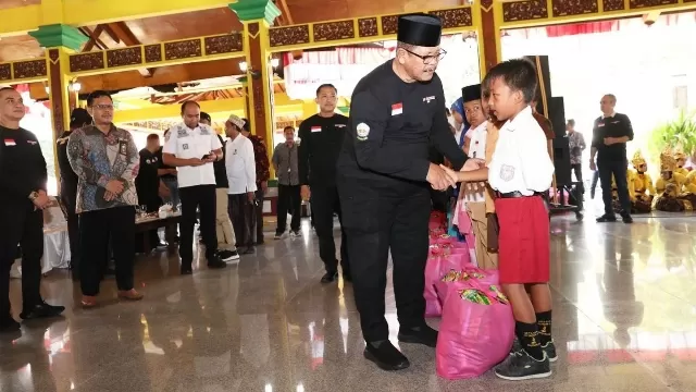 Plt Bupati Bangkalan Saat Menyerahkan Bantuan Pada Salah Satu Siswa Sd.