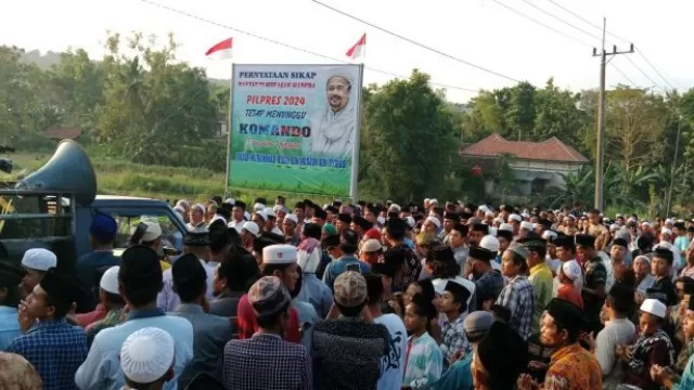 Warga Saat Berbondong-Bondong Membentangkan Baliho Habib Rizieq.