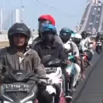 Salah Satu Warga Madura Berbondong-Bondong Mudik Melewati Jembatan Suramadu.