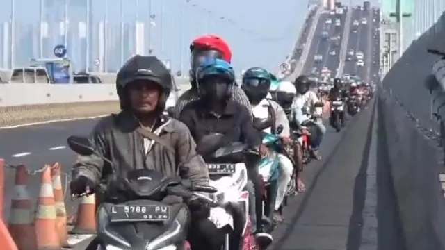 Salah Satu Warga Madura Berbondong-Bondong Mudik Melewati Jembatan Suramadu.
