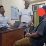 Tersangka Pencabulan Saat Diinterogasi Anggota Polres Bangkalan.