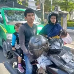 Musawir Dan Kelaurganya Toron Dari Surabaya Ke Sampang Naik Motor (Foto: Kamaluddin/Detikcom)