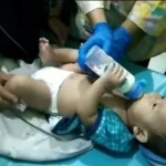 Warga Melakukan Gerak Cepat Mengevakuasi Bayi Febri Di Kost Area Kota Bangkalan.