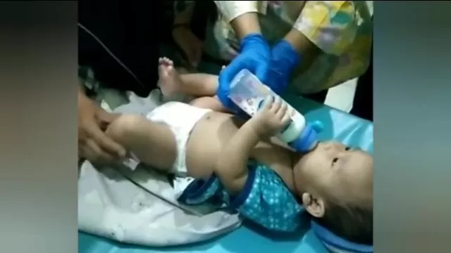 Warga Melakukan Gerak Cepat Mengevakuasi Bayi Febri Di Kost Area Kota Bangkalan.
