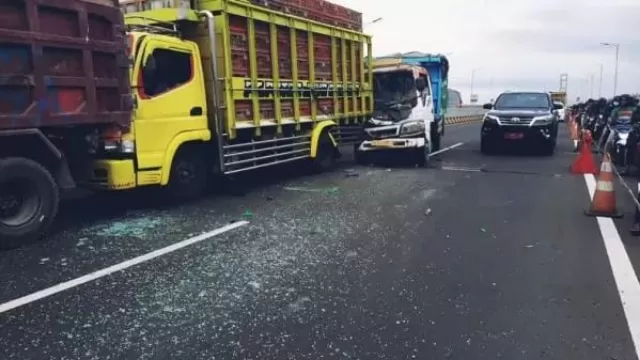 Kondisi Truck Yang Mengalami Kecelakaan Di Atas Jembatan Suramadu.