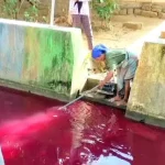 Aliran Sungai Berwarna Merah Di Kelurahan Bugih. (Foto : Istimewa)