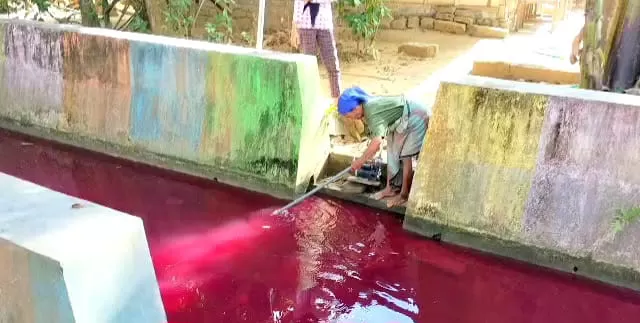 Aliran Sungai Berwarna Merah Di Kelurahan Bugih. (Foto : Istimewa)