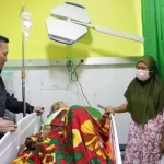 Haji Idi Saat Menyambangi Nenek Sutimah Di Rsud Dr. Mohammad Zyn.