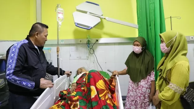 Haji Idi Saat Menyambangi Nenek Sutimah Di Rsud Dr. Mohammad Zyn.