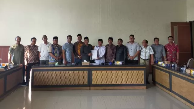 Anggota Pansus Dprd Bangkalan Foto Bersama Direksi Bumd Bangkalan