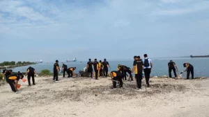 Ratusan Polisi Di Bangkalan Bersih-Bersih Sampah Di Pesisir Pantai Socah