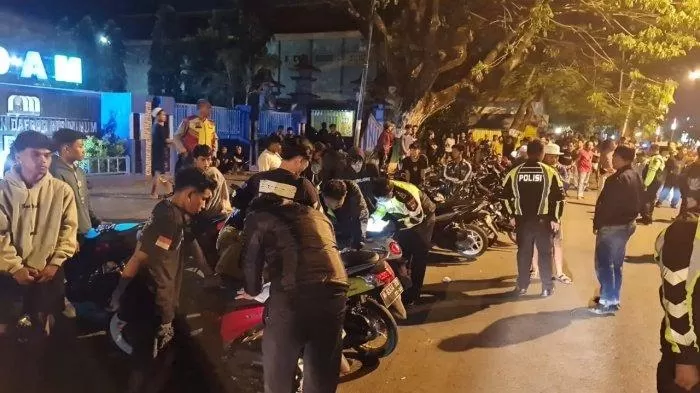Polisi Saat Melakukan Razia Balap Liar Di Jalan Kabupaten Pamekasan