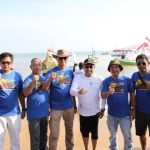 Bupati Sampang Didampingi Ketua Iof Pusat Dan Forkopimda Sampang Saat Di Pantai Lon Malang Dengan Latar Belakang Perahu.
