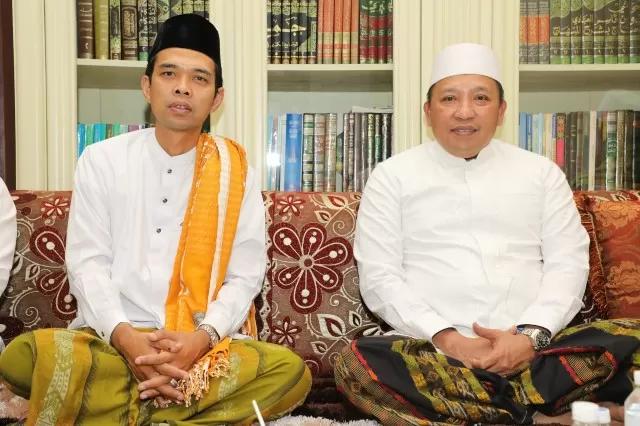 Bupati Sampang H. Slamet Junaidi Bersama Ustadz Abdul Somad Di Banyuates.