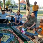 Bupati Sampang H. Slamet Junaidi Saat Berdialog Dengan Para Pkl Di Trotoar Alun Alun Trunojoyo.