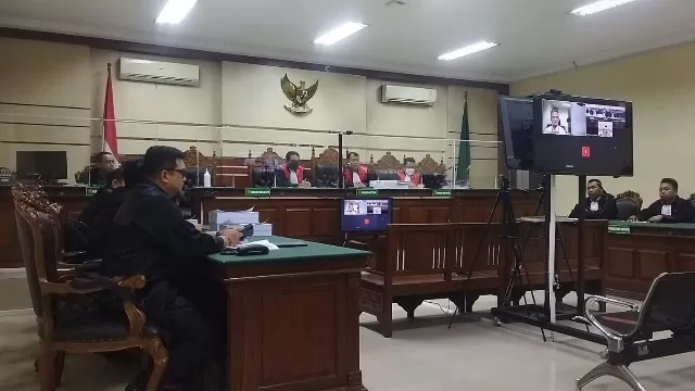 Proses Persidangan Mantan Bupati Bangkalan R Abdul Latif Amin Di Ruang Sidang Tipikor Surabaya.