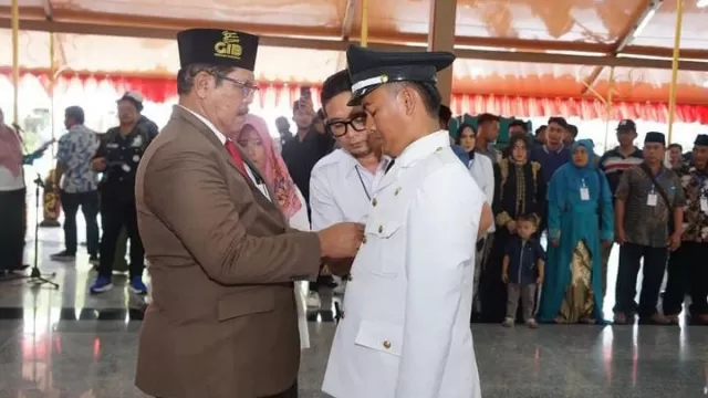 Muhammad Safie Kepala Desa Terpilih Saat Dilantik Oleh Plt Bupati Bangkalan Di Pendopo Agung Bangkalan.