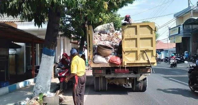 Petugas Saat Membersihkan Sampah Di Sekitar Jalan Protokol.