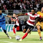 Pemain Madura United Saat Berduel Dengan Pemain Dewa United Di Stadion Gelora Bangkalan.